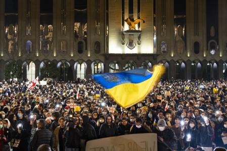 Manifestación en apoyo de Ucrania frente al parlamento en Georgia, protestando por la guerra en Ucrania y exigiendo la renuncia del primer ministro georgiano.
