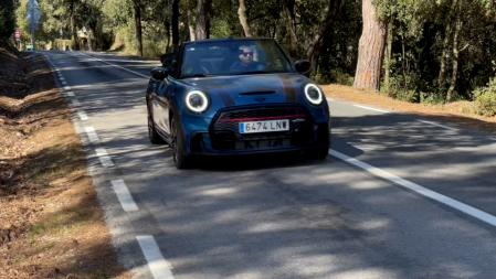 Es un coche que tiene un consumo aceptable a ritmos tranquilos, pero que se dispara si le buscamos las cosquillas.
