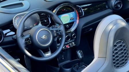 El diseño de sus plazas delanteras se mantiene inalterable con el resto de las gamas Mini.