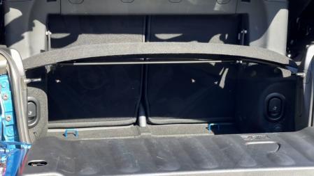 El maletero pasa de 215 a 160 litros según la colocación del techo retráctil.