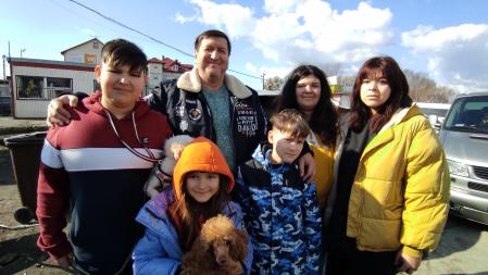 La familia ucraniana Konzera, fotografiada en el puesto fronterizo polaco de Dorohusk el 26 de febrero de 2022. El padre, Lucas Konzera, vive y trabaja en Berlín y su esposa e hijos lograron salir de Ucrania en coche