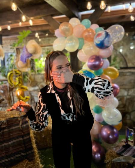 Gloria Camila agradece a todos los asistentes su presencia en la fiesta de cumpleaños