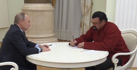 Momento en que Seagal se convierte en ciudadano ruso.