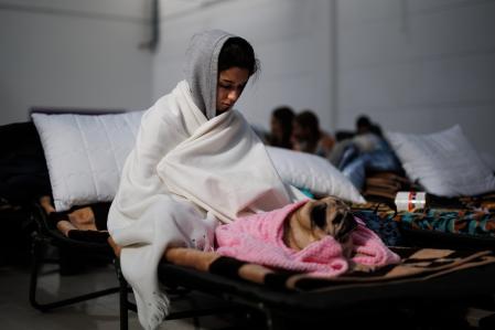 Una chica, con su perro, en un centro comercial habilitado para los refugiados, en Mylny, el 27 de febrero de 2022, en Jaroslaw, Subcarpacia, (Polonia).