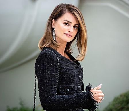 MADRID, SPAIN - OCTOBER 04: Spanish actress Penelope Cruz attends 'Madres Paralelas' photocall at Mandarin Oriental Ritz Hotel on October 04, 2021 in Madrid, Spain. (Photo by Pablo Cuadra/Getty Images