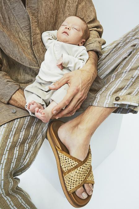 Sandalias cruzadas en piel y tejido Jimmy Choo. Camisa de lino y pantalones de rayas Emporio Armani, camiseta panadera y pantalones de micro pana beige CO LABEL