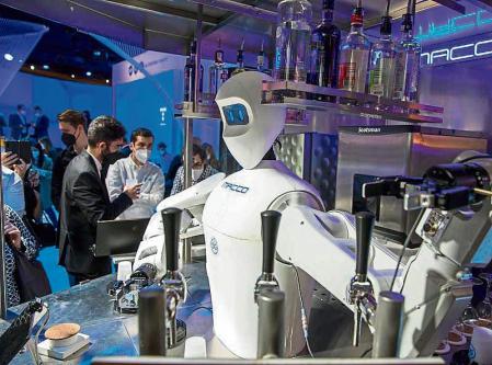 INAUGURACION OFICIAL DEL MWC. MOBILE WORLD CONGRESS. ESTAND DE TELEFÓNICA DONDE UN ROBOT SIRVE BEBIDA A LOS ASISTENTES