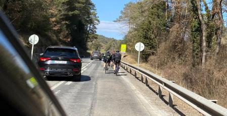 Para adelantar a un ciclista o grupo de ciclistas en la carretera hay que dejar una distancia lateral de al menos 1,5 metros.