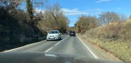Realizar un adelantamiento en carretera convencional con un carril por sentido es una maniobra que conlleva notable peligro