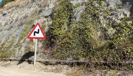 El tipo de trazado también acaba incluyendo en el consumo del vehículo y, por lo tanto en su autonomía; esta señal indica peligro por curvas 