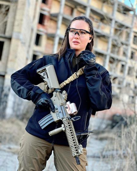 La modelo Anastasiia Lenna es aficionada al 'Airsoft'