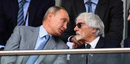 Vladimir Putin, conversando con Bernie Ecclestone