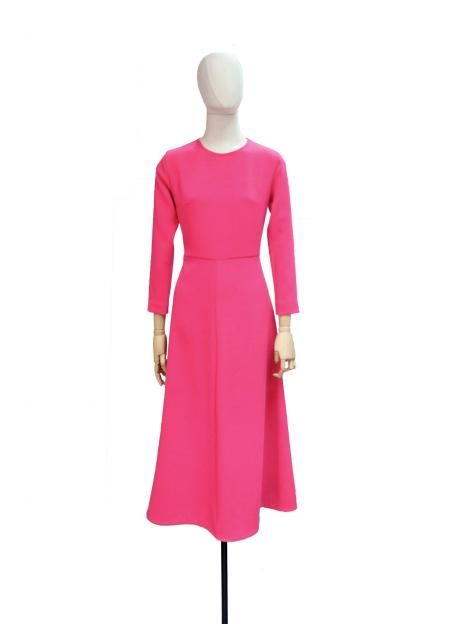 El vestido fucsia que ha lucido Letizia es de Moisés Nieto y tiene un precio de 390 euros.