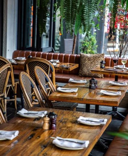 El particular código de vestimenta ha generado gran polémica en las redes sociales