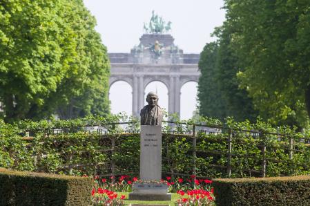 Busto de Robert Schuman en el parque del Cincuentenario de Bruselas