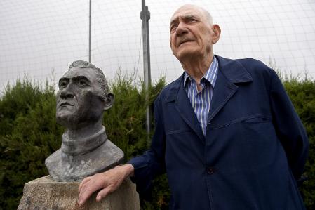 Antoni Ramallets junto a su busto en Sant Joan de Mediona