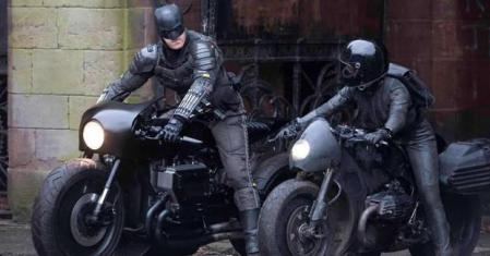 Robert Pattinson en el papel de Bruce Wayne monta una Batmoto mucho más sencilla y sobria