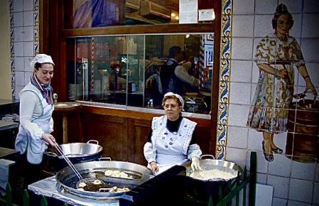 Fachada de la desaparecida Horchatería El Siglo, con su tradicional bunyolera en marzo