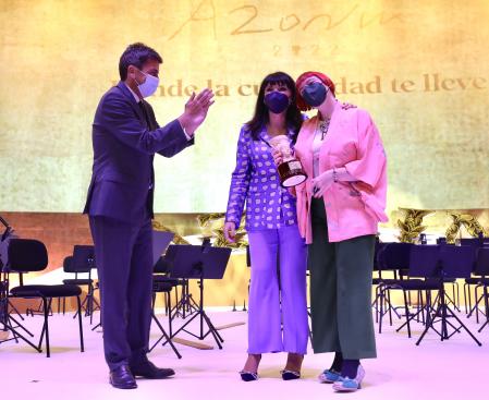 Carlos Mazón, presidente de la Diputación de Alicante, que patrocina el premio, aplaude a la ganadora. JUlia Parra, diputada de Cultura, entregó el premio.