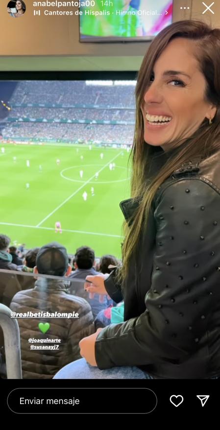 Anabel Pantoja disfruta de la noche de fútbol