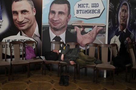 Un miliciano descansa junto a dos carteles de Vitali