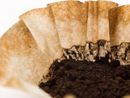 Posos del café en el filtro