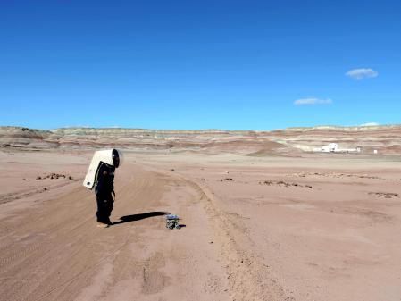 Un miembro de la tripulación, frente al pequeño rastreador teledirigido