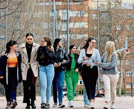 FOTO ALEX GARCIA 8M. CHICAS JOVENES INDEPENDIENTES ANTE LA SEXUALIDAD. EN LA FOTO UN GRUPO DE ALUMNAS DE TURISMO AL SALIR DE CLASE 2022/03/03