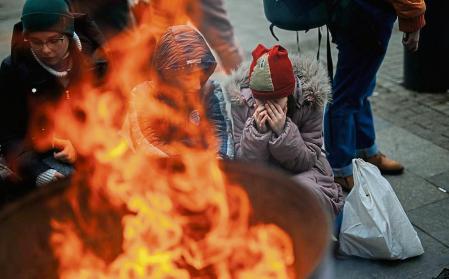 Dos niños se calientan en una hoguera a 4 de marzo de 2022 en la estación de tren de Lviv (Ucrania). Ucrania cumple nueve días sumida en un conflicto bélico tras el inicio de los ataques por parte de Rusia, el pasado 24 de febrero. Durante la pasada madrugada, Rusia se ha hecho con el poder de la central nuclear de Zaporiyia, la más grande de Europa, cuyo incendio ya ha sido extinguido sin víctimas. Otros de los últimos ataques ha sido al norte de Ucrania, en Chernígov, que han elevado a 47 el balance de víctimas mortales, siendo la ofensiva más mortífera desde el primer día de invasión. El balance de la guerra según las últimas informaciones, tanto por parte del gobierno ucraniano como de ACNUR, es de al menos 2.000 civiles muertos y de alrededor de un millón de refugiados que han huido de Ucrania. 04 MARZO 2022 Alejandro Martínez Vélez / Europa Press 04/03/2022