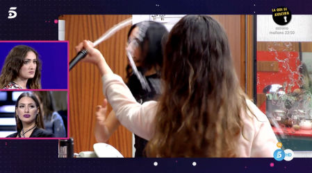 Carmen ha terminado lanzándole agua a su compañera Laila