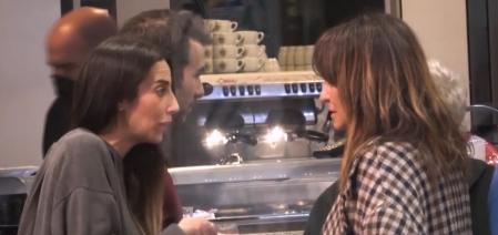 Almudena Cid habla con Melani Olivares