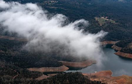 La niebla baja hacia el embalse de Sau.