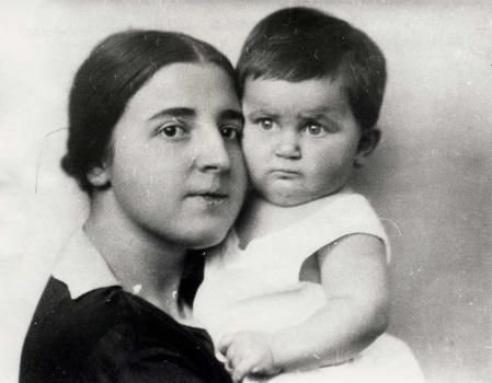 Nadezhda Alilúyeva, segunda esposa de Stalin, con su hija Svetlana en 1927.