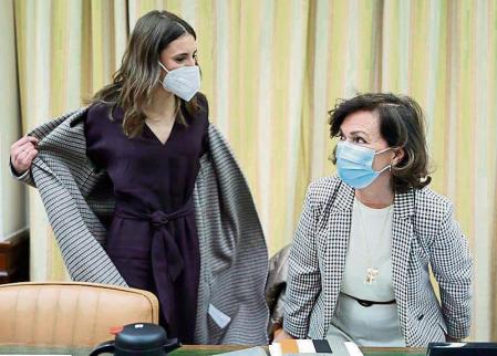 La ministra de Igualdad, Irene Montero (i), y la exvicepresidenta del Gobierno, Carmen Calvo (d), a su llegada a la Comisión de Igualdad en el Congreso de los Diputados, a 23 de febrero de 2022, en Madrid (España). Esta Comisión acoge la comparecencia, a petición propia, de la ministra de Igualdad para informar sobre las políticas llevadas a cabo por su ministerio. 23 FEBRERO 2022;MADRID;COMISIÓN IGUALDAD;IRENE MONTERO Eduardo Parra / Europa Press 23/02/2022