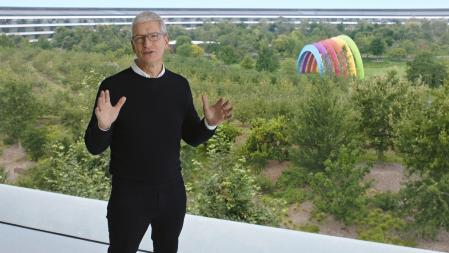 Tim Cook en una presentación en el Apple Park