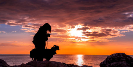 Amanecer en el espigón de la T de Fuengirola.