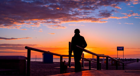 Amanecer en el espigón de la T de Fuengirola.