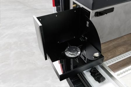 La cocina de un fogón se deplieguea en la parte posterior del vehículo