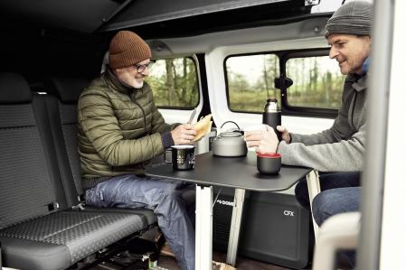 Una mesa de tres patas se puede utilizar tanto en el interior como en el exterior del vehículo&nbsp;