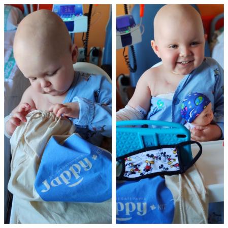 Mario con su JappyKit, una bolsa molona llena de juego, magia, cariño y cosas bonitas que los peques recibirán como dosis de fuerza extra para enfrentarse a su enfermedad.