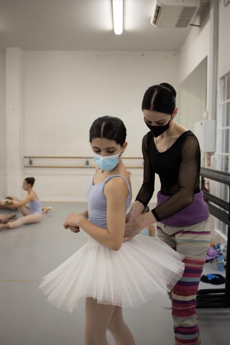 Reportatge d ucranianes que viuem a Barcelona , a foto d’una nena  que estudia ballet a l’escola del Ballet Ruso de Barcelona.