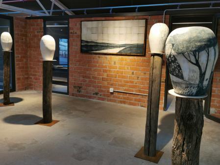 Sala La Peixera con la exposición de LUr. Somni d'hivern.