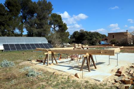 Ecomercaderet utiliza la madera que ha sacado de la finca para construir las nuevas instalaciones de la energía solar.