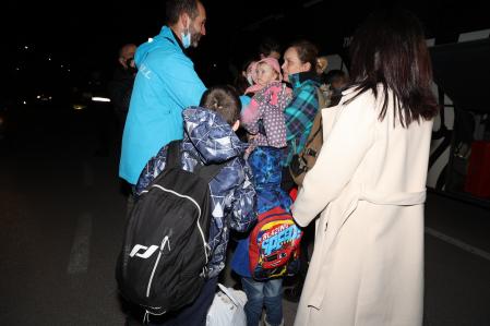 Mujeres y niños, todos han dejado familiares atrás.