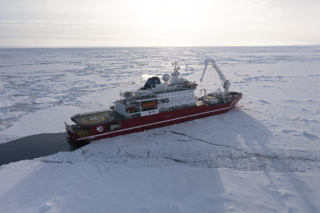 El barco sudafricano SA Agulhas II rodeado de placas de hielo en el océano Antártico