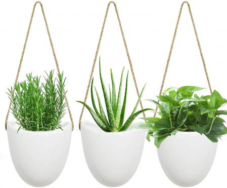Macetas de cerámica colgantes.