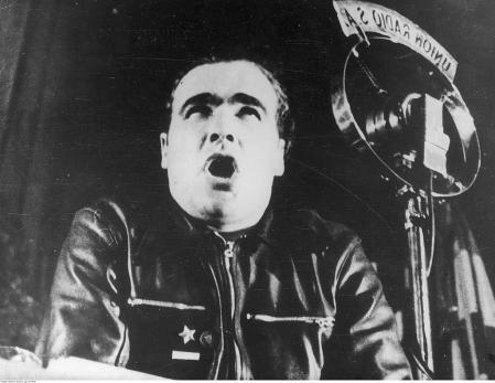 Enrique Líster hablando ante los micrófonos de Unión Radio, en 1937.