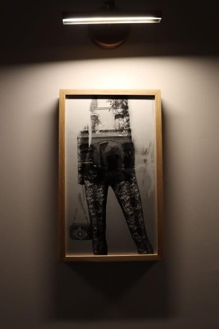 Exposición de fotografías en los pasillos del hotel