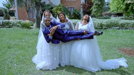 Las trillizas se enamoraron del joven tras 'engañarle' durante su relación.