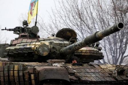 Un militar de las Fuerzas Militares de Ucrania mira desde su tanque antes de la batalla con las tropas rusas y los separatistas respaldados por Rusia en la región de Lugansk el 8 de marzo (AFP)